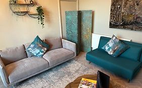 Ashton Mews Apartment With Free Parking